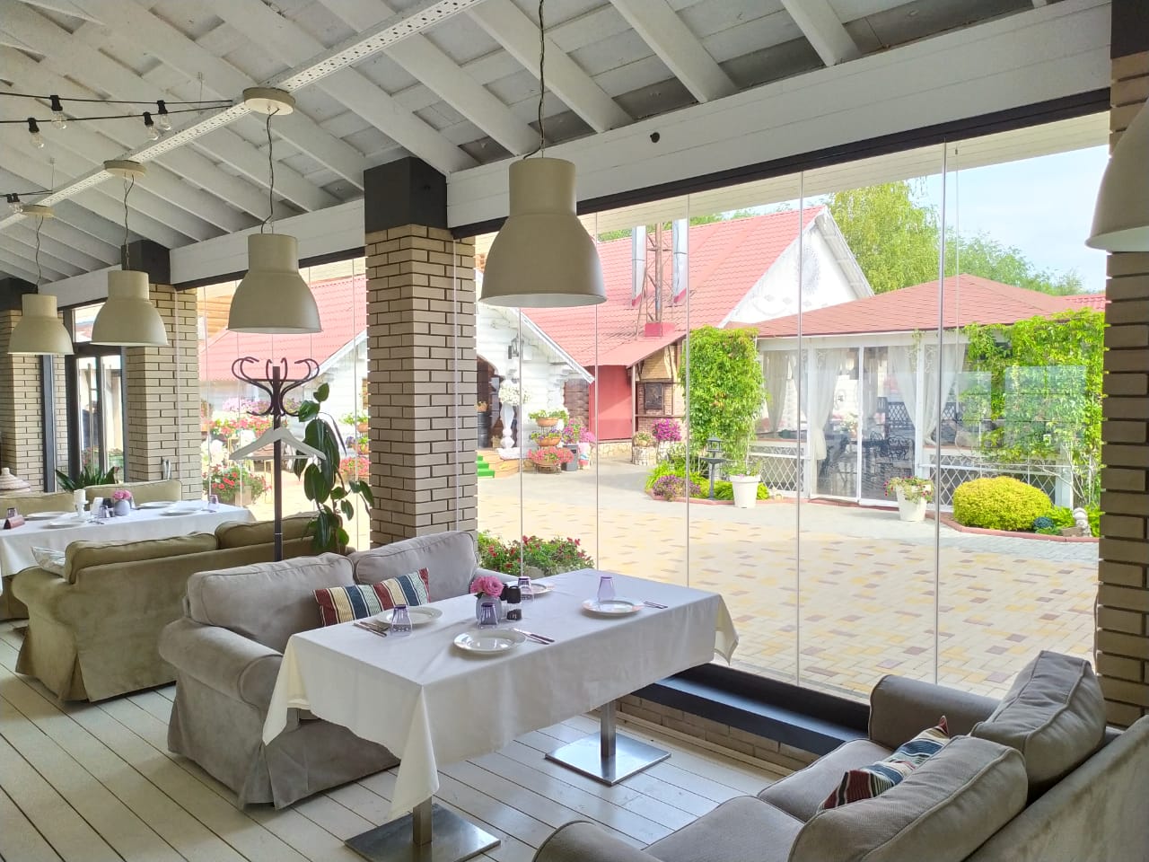 Остекление террасы ресторана