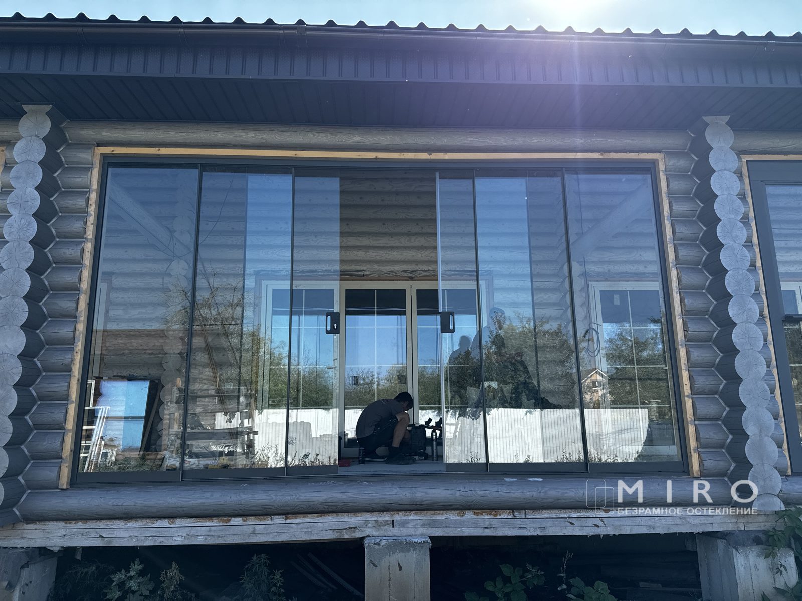 Безрамное остекление террасы загородного дома — фото 11