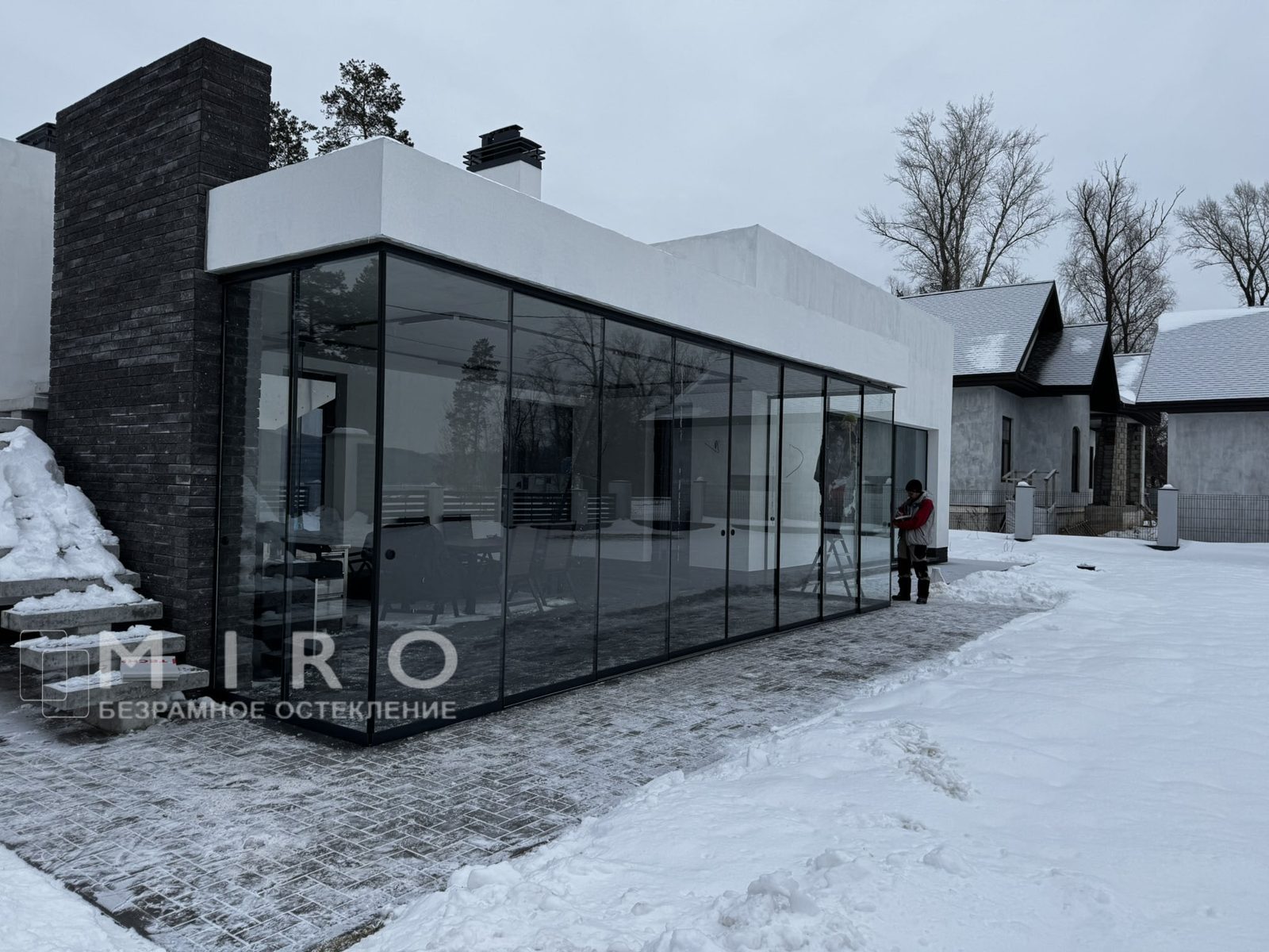 Безрамное остекление террасы загородного дома — фото 20